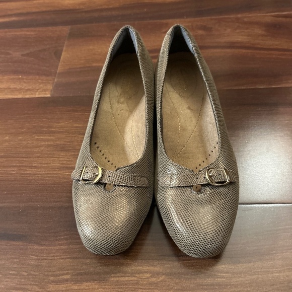 🌿SALE🌿CLARKS Comfort Shoes size 6M - Picture 3 of 8